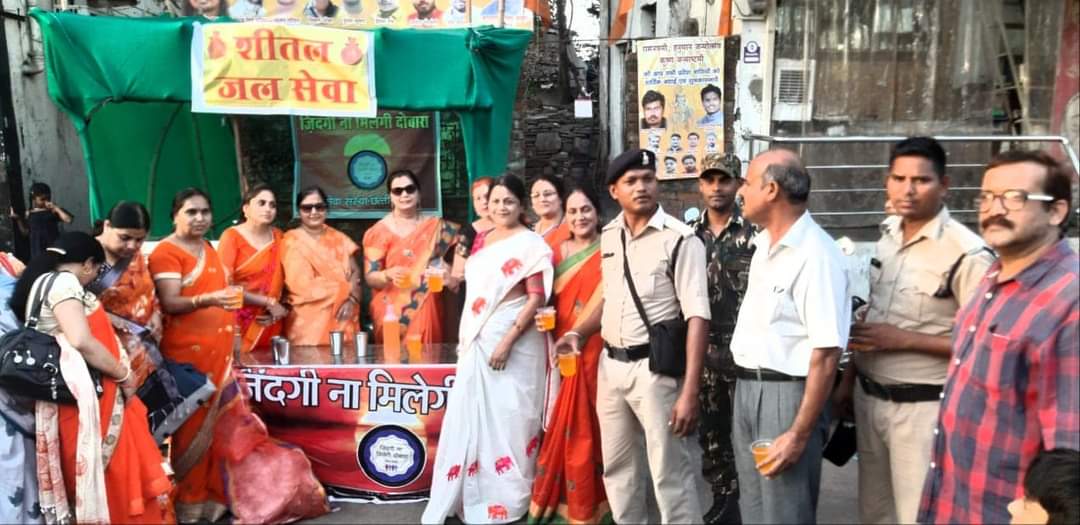 शीतल जल सेवा अभियान में संस्था के सदस्य