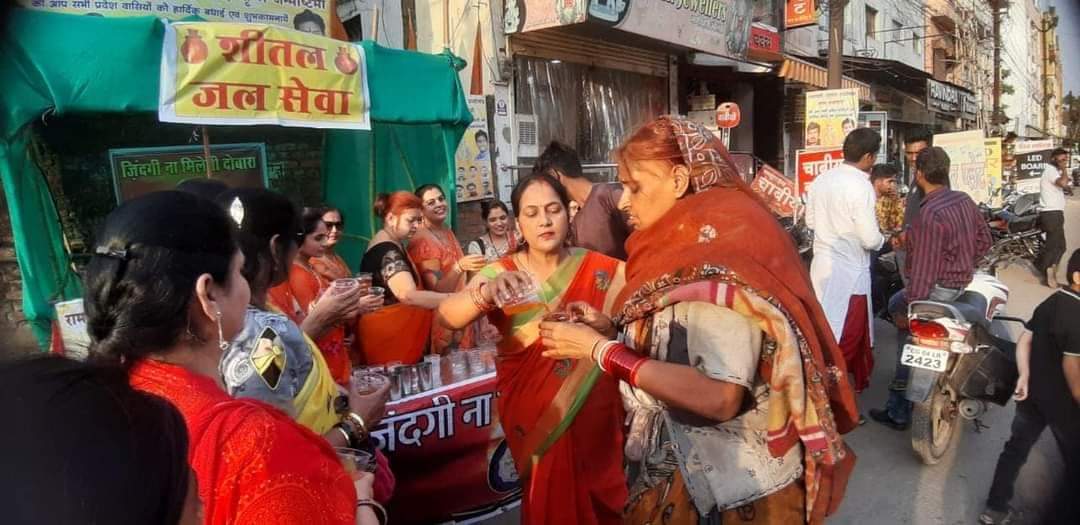 शीतल जल सेवा करते हुए संस्था के स्वयंसेवक