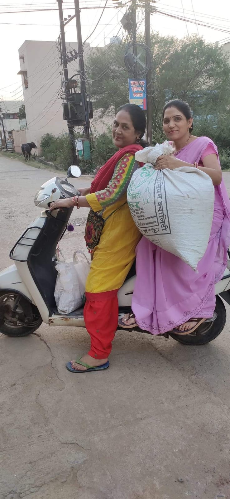 राहत सामग्री लेकर जा रही संस्था की सदस्य