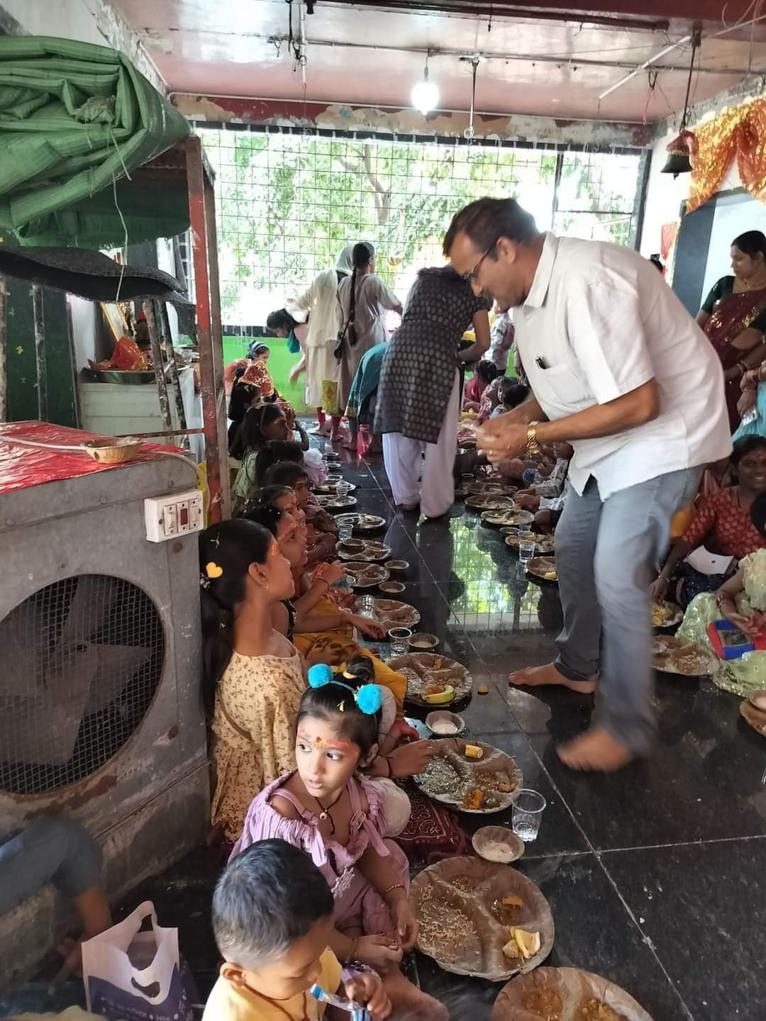 भोजन वितरण के दौरान सेवा करते स्वयंसेवक