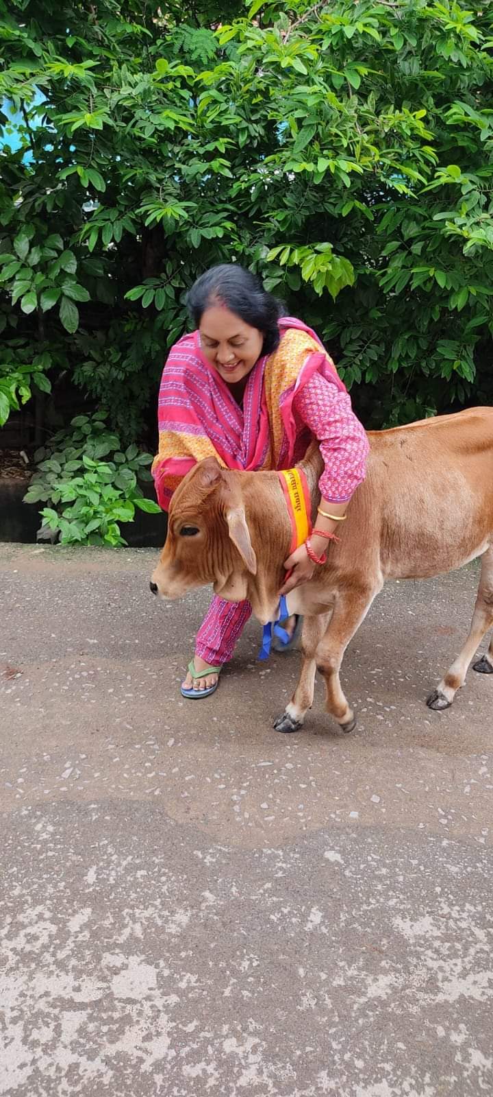 घर-घर राहत सामग्री पहुंचाते संस्था के सदस्य