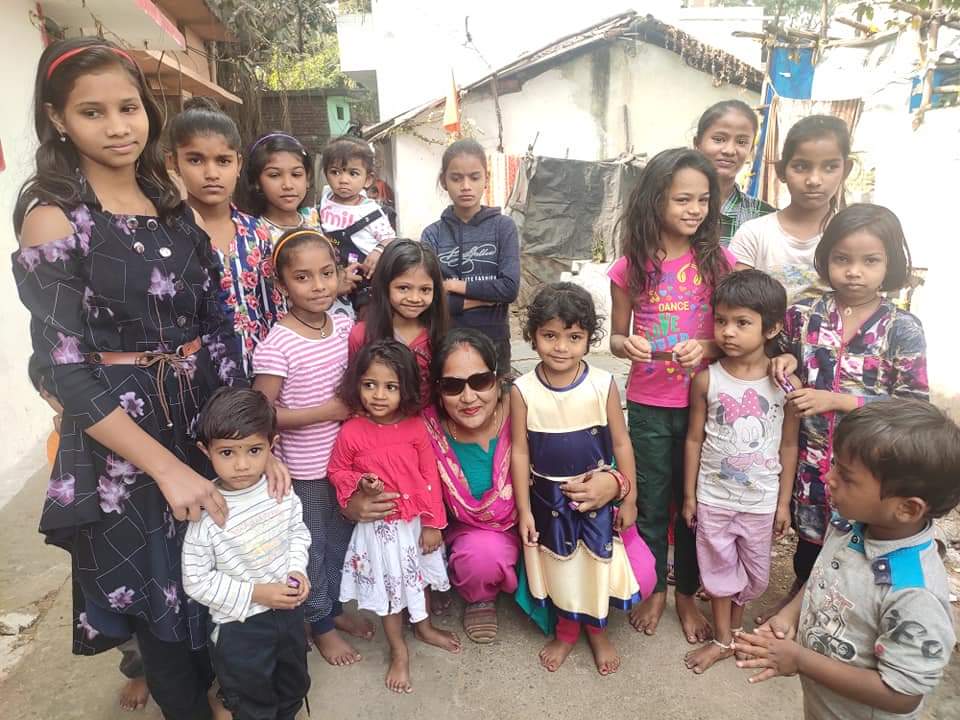 बस्ती के बच्चों के साथ संस्था की सदस्य
